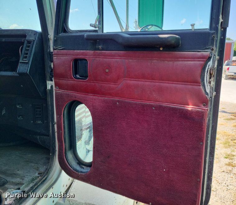 image for item LS9705 1993 Peterbilt 377  semi truck