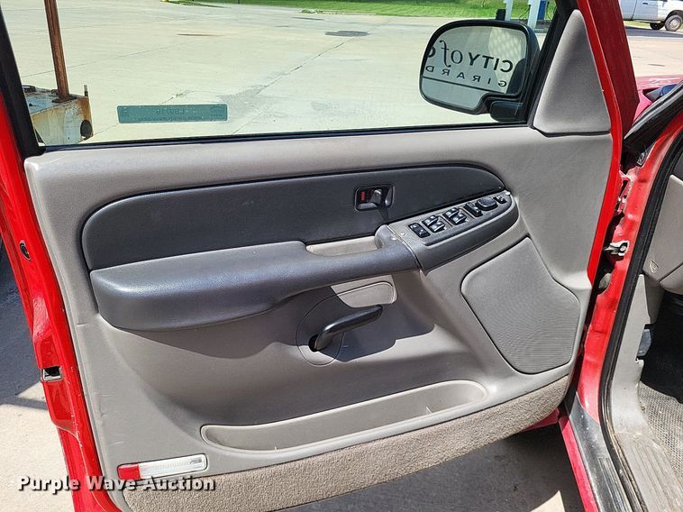 image for item LS9716 2003 Chevrolet Suburban 2500  SUV