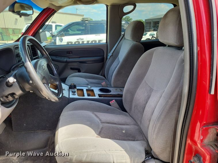 image for item LS9716 2003 Chevrolet Suburban 2500  SUV