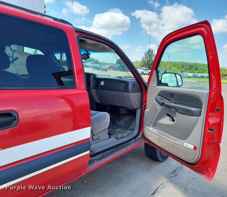 image for item LS9716 2003 Chevrolet Suburban 2500  SUV