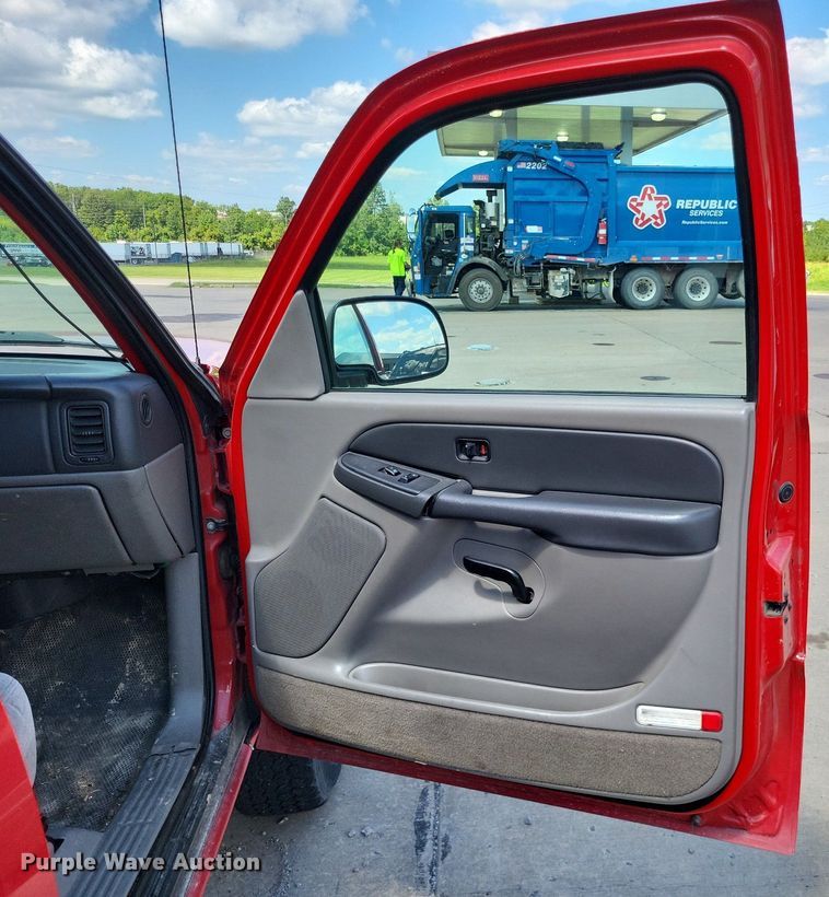 image for item LS9716 2003 Chevrolet Suburban 2500  SUV