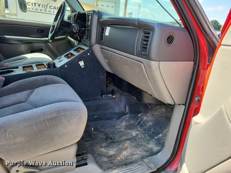 image for item LS9716 2003 Chevrolet Suburban 2500  SUV