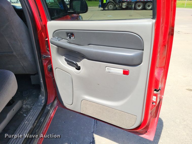 image for item LS9716 2003 Chevrolet Suburban 2500  SUV