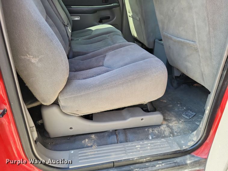 image for item LS9716 2003 Chevrolet Suburban 2500  SUV