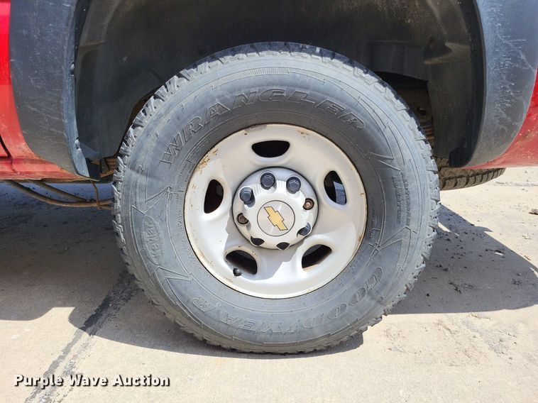 image for item LS9716 2003 Chevrolet Suburban 2500  SUV