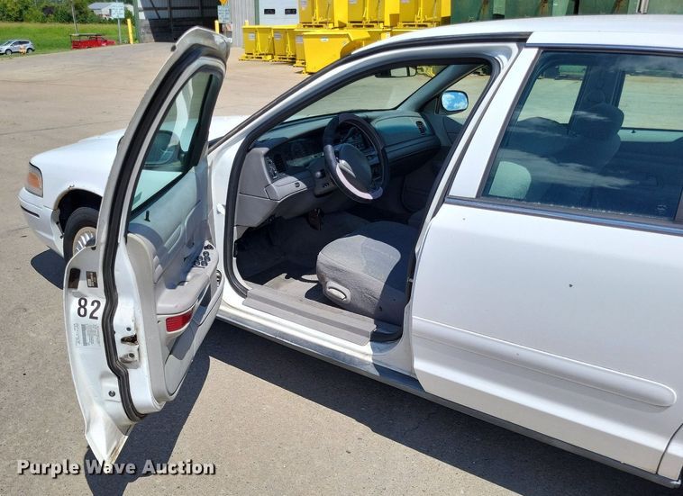 image for item LS9717 2000  Ford Crown Victoria Police Interceptor