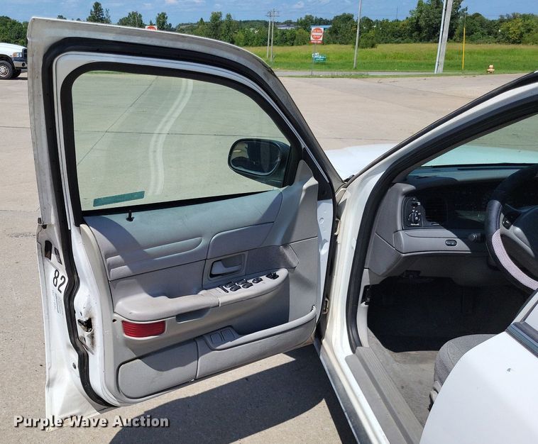 image for item LS9717 2000  Ford Crown Victoria Police Interceptor