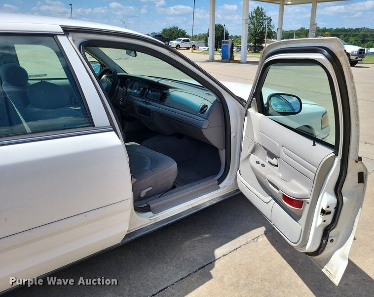 image for item LS9717 2000  Ford Crown Victoria Police Interceptor