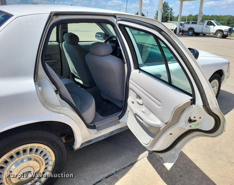 image for item LS9717 2000  Ford Crown Victoria Police Interceptor