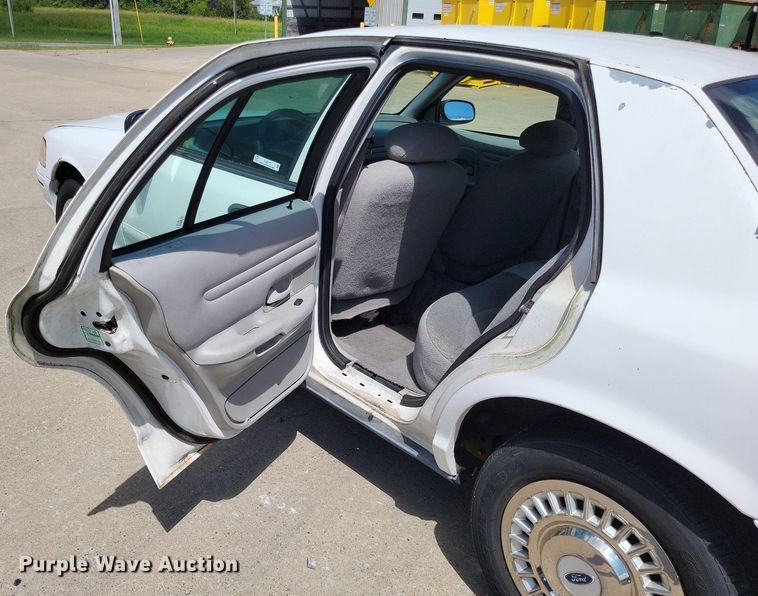 image for item LS9717 2000  Ford Crown Victoria Police Interceptor