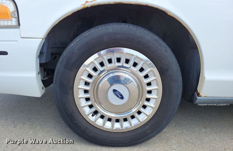 image for item LS9717 2000  Ford Crown Victoria Police Interceptor