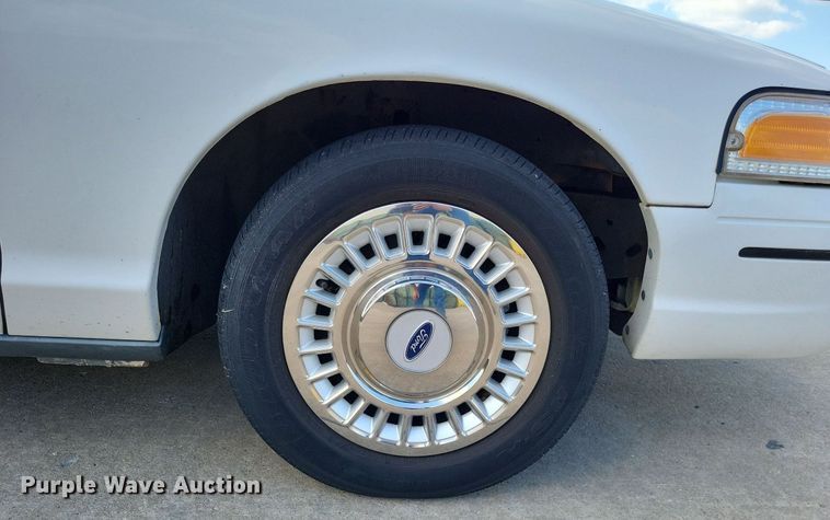 image for item LS9717 2000  Ford Crown Victoria Police Interceptor