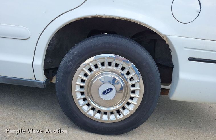 image for item LS9717 2000  Ford Crown Victoria Police Interceptor