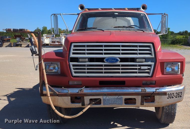 image for item LY9311 1985 Ford F700 flatbed truck