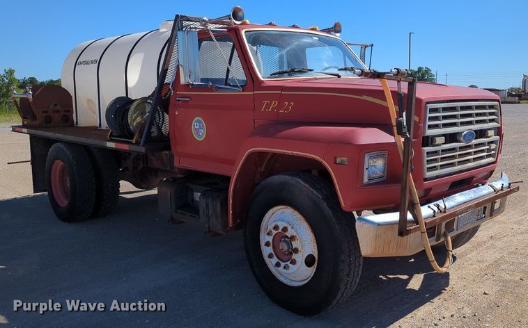 image for item LY9311 1985 Ford F700 flatbed truck