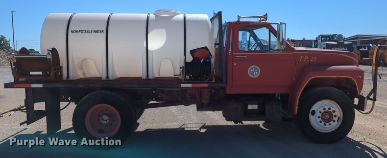 image for item LY9311 1985 Ford F700 flatbed truck