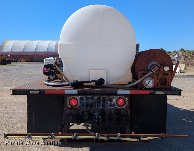 image for item LY9311 1985 Ford F700 flatbed truck