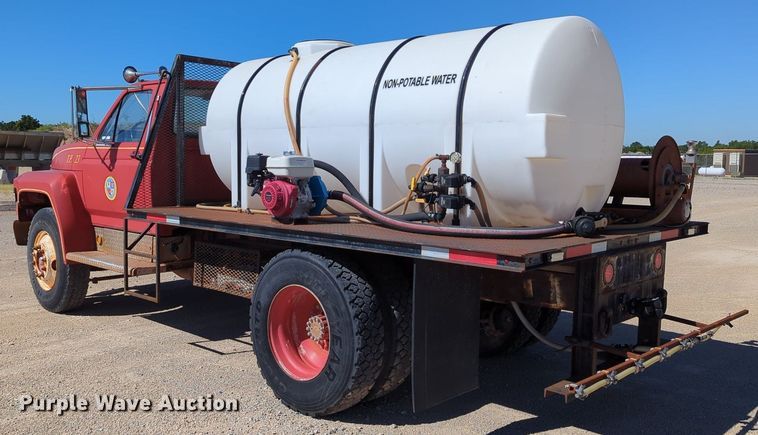 image for item LY9311 1985 Ford F700 flatbed truck