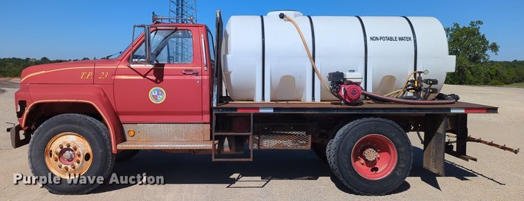 image for item LY9311 1985 Ford F700 flatbed truck