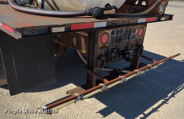 image for item LY9311 1985 Ford F700 flatbed truck