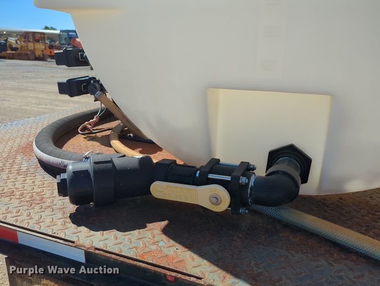 image for item LY9311 1985 Ford F700 flatbed truck