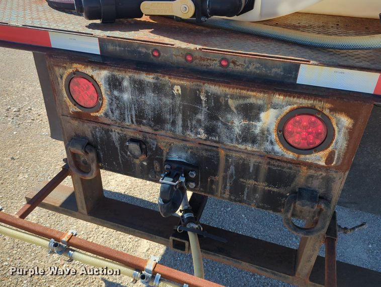 image for item LY9311 1985 Ford F700 flatbed truck