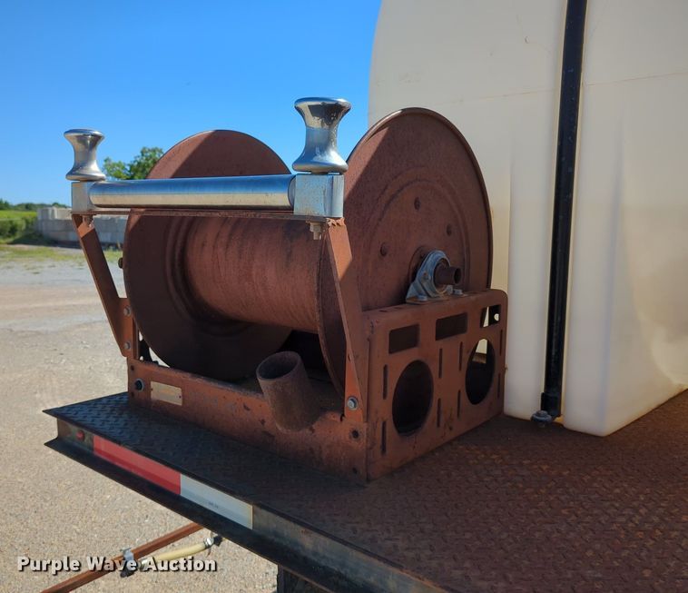 image for item LY9311 1985 Ford F700 flatbed truck