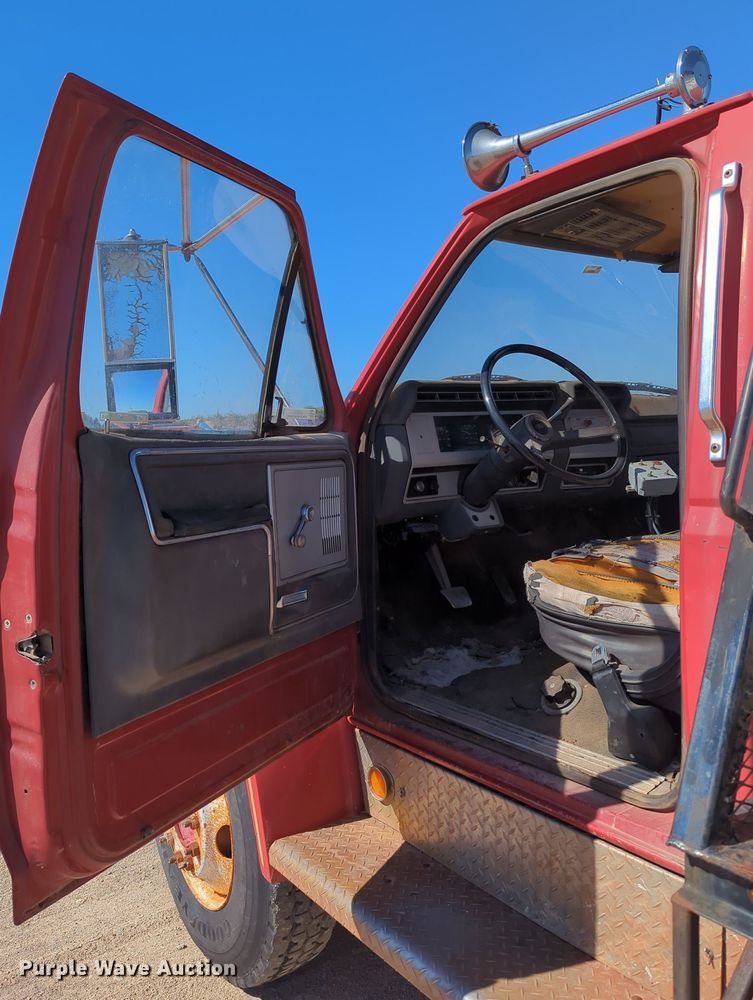 image for item LY9311 1985 Ford F700 flatbed truck