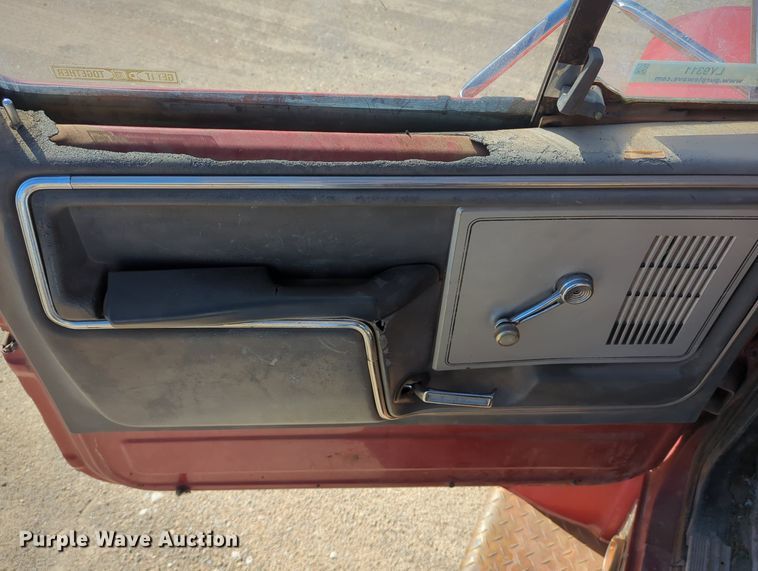 image for item LY9311 1985 Ford F700 flatbed truck