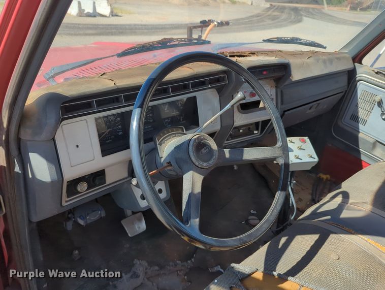 image for item LY9311 1985 Ford F700 flatbed truck