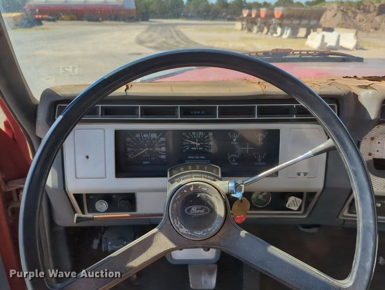 image for item LY9311 1985 Ford F700 flatbed truck