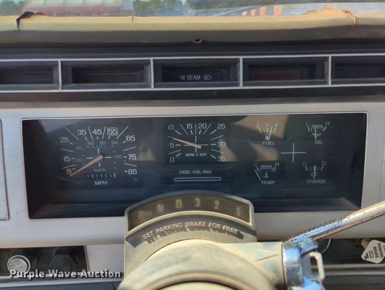 image for item LY9311 1985 Ford F700 flatbed truck