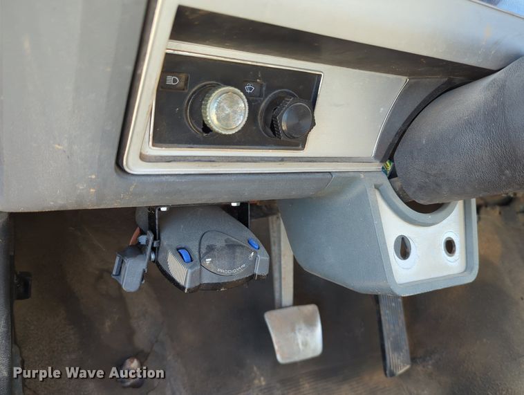 image for item LY9311 1985 Ford F700 flatbed truck