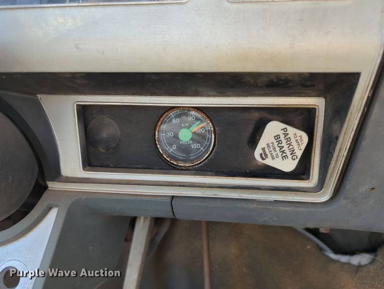 image for item LY9311 1985 Ford F700 flatbed truck