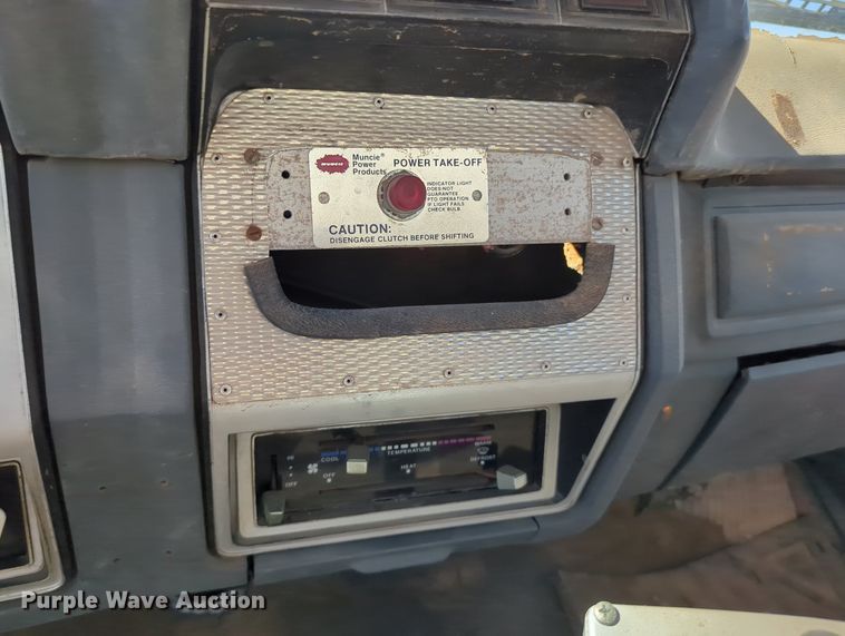 image for item LY9311 1985 Ford F700 flatbed truck