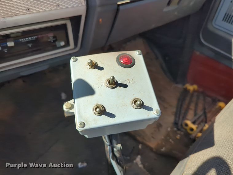 image for item LY9311 1985 Ford F700 flatbed truck