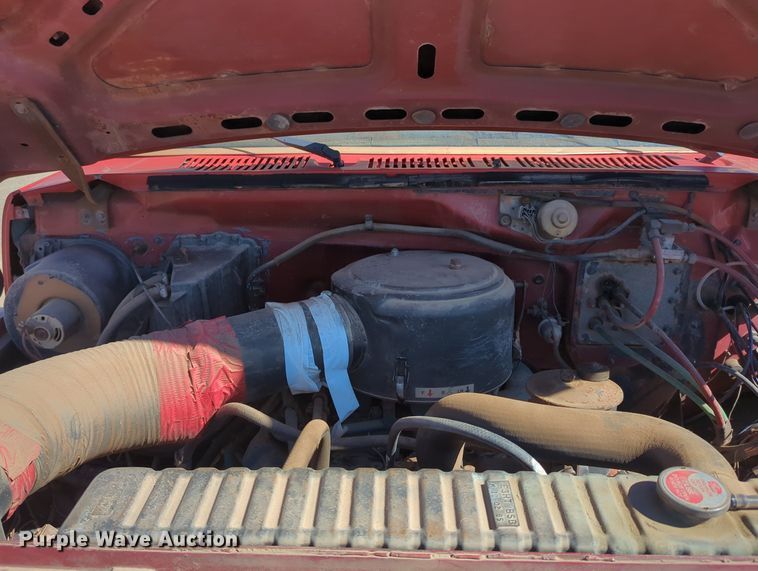 image for item LY9311 1985 Ford F700 flatbed truck