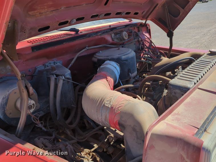 image for item LY9311 1985 Ford F700 flatbed truck