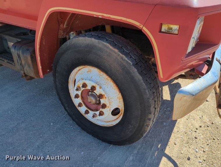 image for item LY9311 1985 Ford F700 flatbed truck