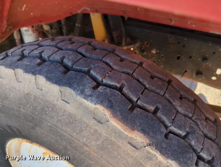 image for item LY9311 1985 Ford F700 flatbed truck