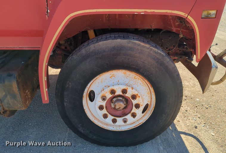 image for item LY9311 1985 Ford F700 flatbed truck