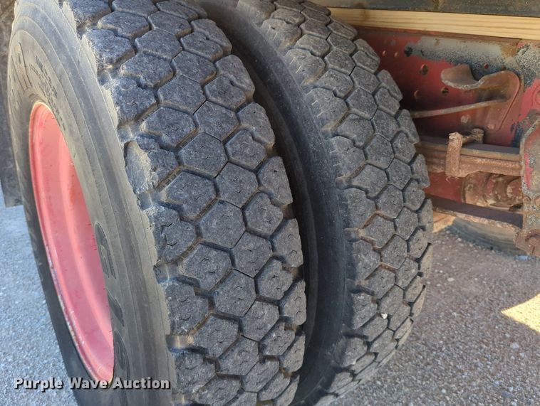 image for item LY9311 1985 Ford F700 flatbed truck