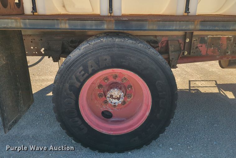 image for item LY9311 1985 Ford F700 flatbed truck