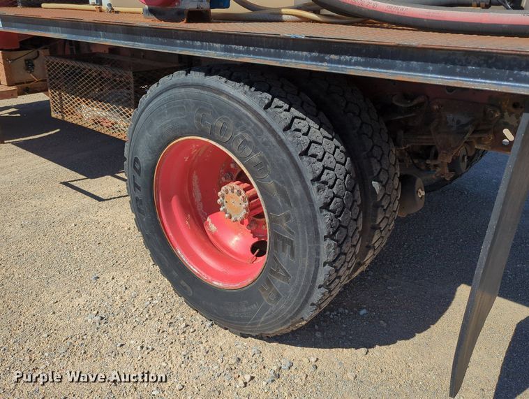 image for item LY9311 1985 Ford F700 flatbed truck