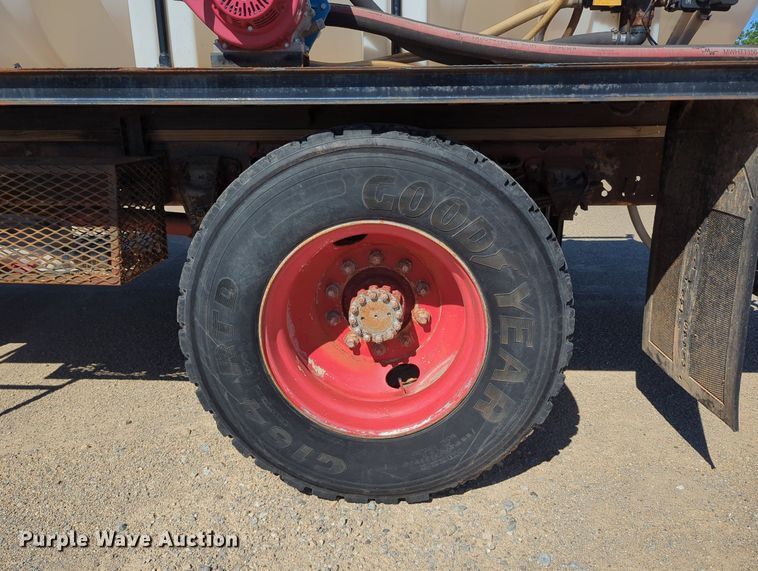 image for item LY9311 1985 Ford F700 flatbed truck