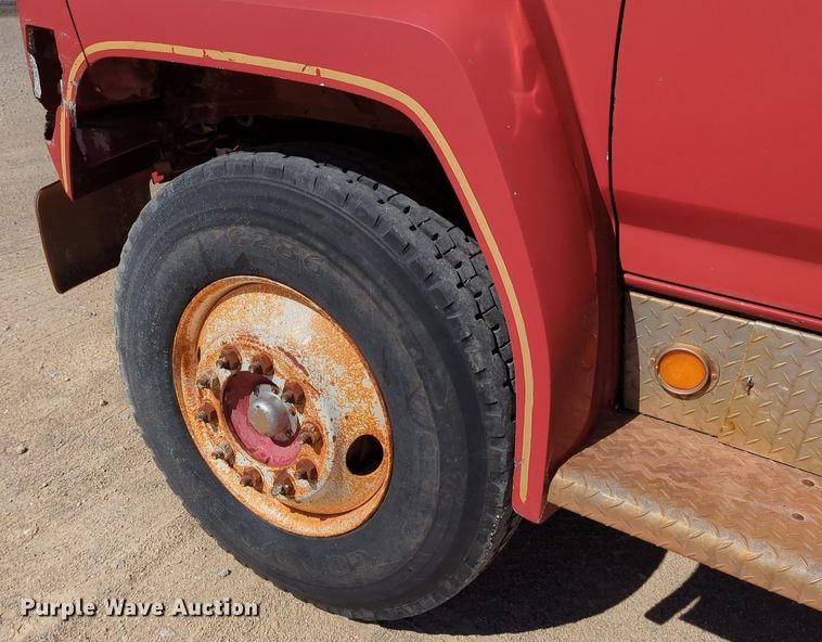 image for item LY9311 1985 Ford F700 flatbed truck