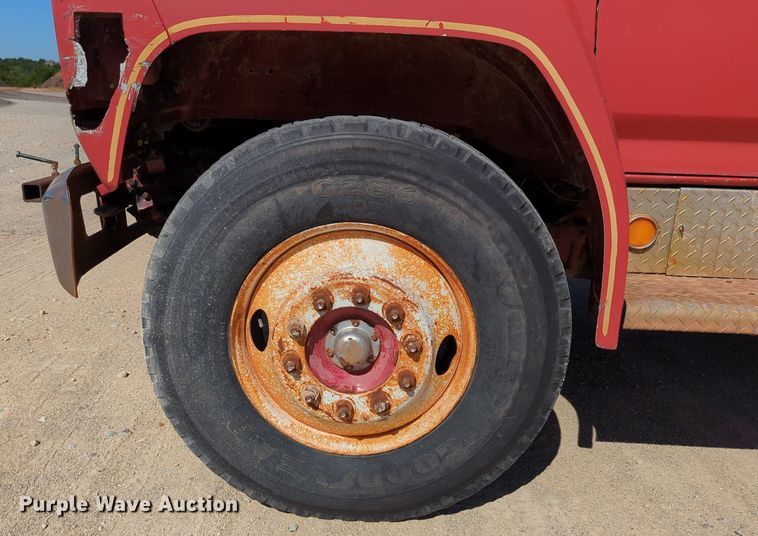 image for item LY9311 1985 Ford F700 flatbed truck