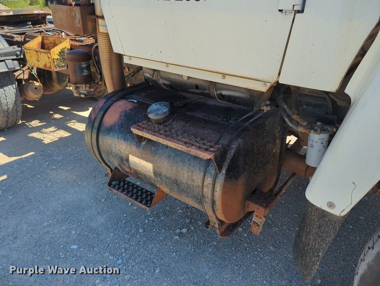image for item LY9312 1988 Ford L9000 winch truck