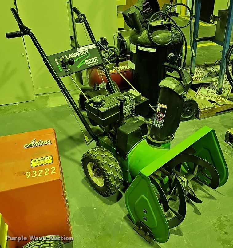 image for item ME9022 Lawn-Boy 522R  snow blower