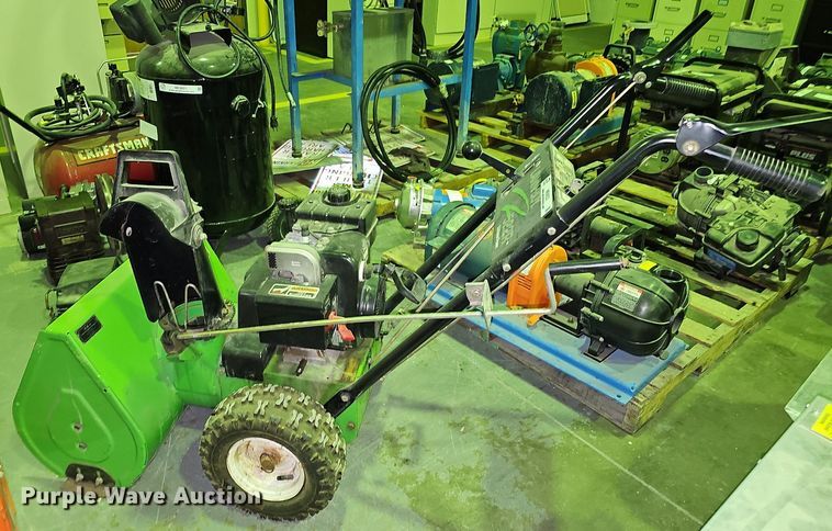 image for item ME9022 Lawn-Boy 522R  snow blower